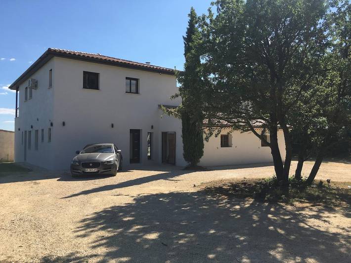 Location de vacances pour 6 personnes, avec terrasse et piscine à Barjac