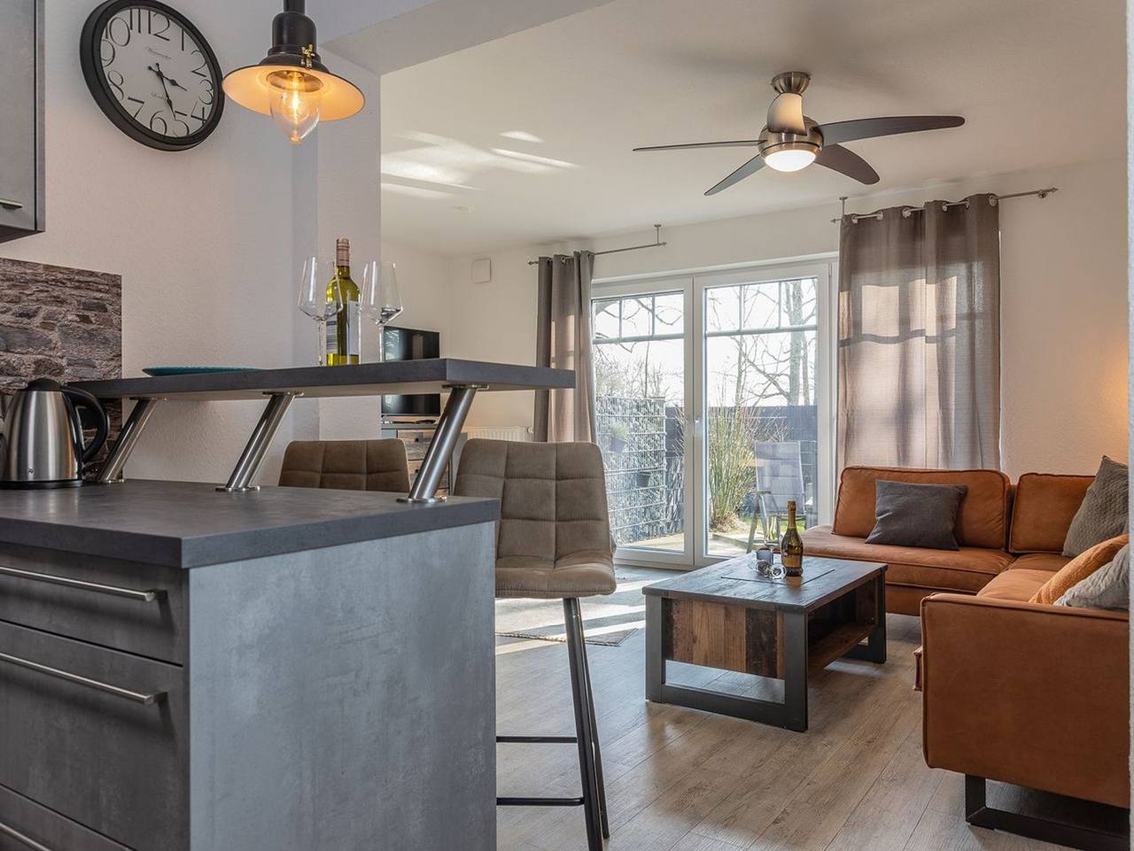 50062 "Leev mare" - Raffiniertes Refugium in Altfunnixsiel: Stilvoll-modern eingerichtet, top gepflegt und ideal für Familien. Mit komplett eingezäuntem Garten, viel Ruhe und großzügigem Wohnbereich ein perfekter Rückzugsort für Ihren Urlaub. in Altfunnixsiel, Wittmund