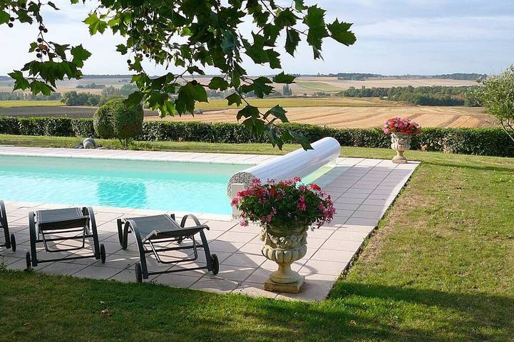 Gîte pour 5 personnes, avec piscine ainsi que terrasse et jardin