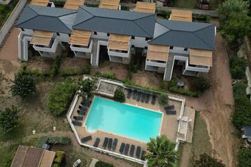 Gîte pour 2 personnes, avec piscine ainsi que jardin et terrasse dans Plage De L Ovu Santu