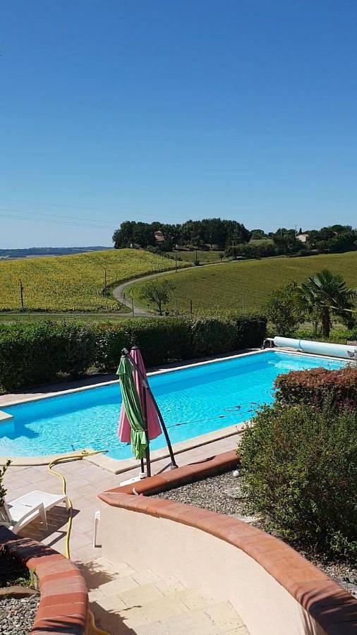 Location de vacances pour 8 personnes, avec jardin ainsi que vue et piscine à Colayrac-Saint-Cirq