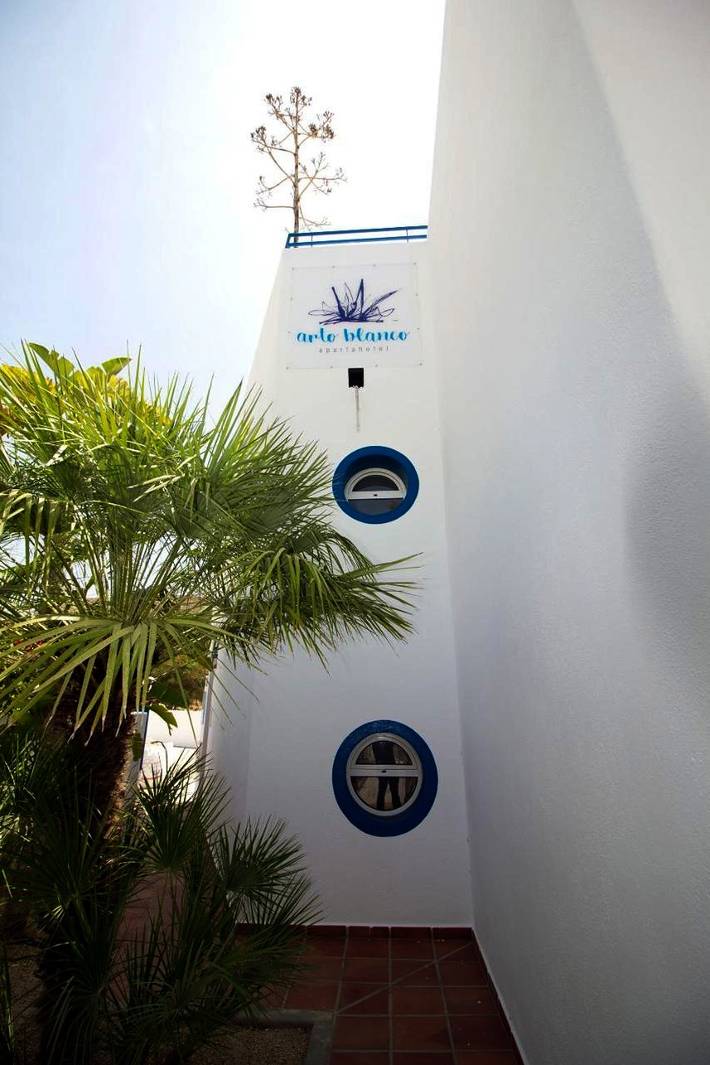 Apartamento para 5 personas, con Balcón y Terraza además de Jardín y Piscina en Agua Amarga