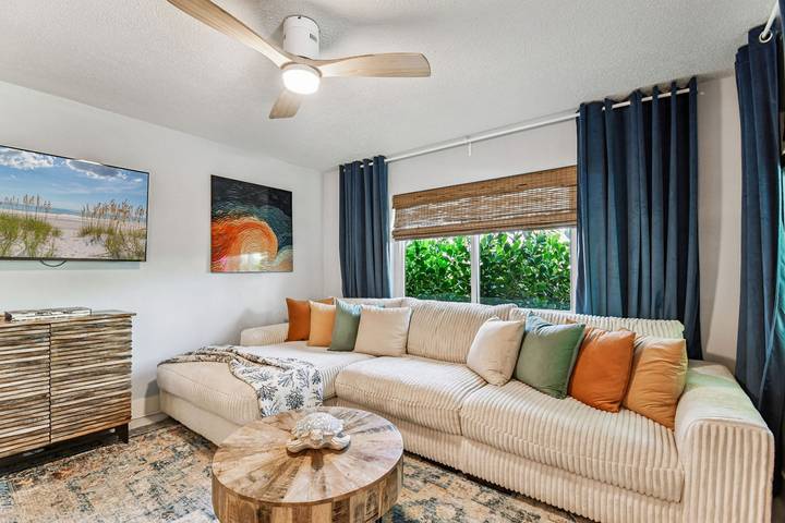 Vacation rental for 4 people, with yard and balcony, kid friendly in Treasure Island