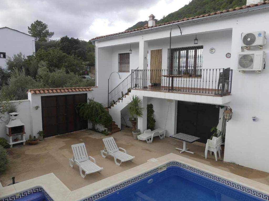 Three-Bedroom Townhouse with Private Swimming Pool in Linares de la Sierra, Sierra de Aracena y Picos de Aroche