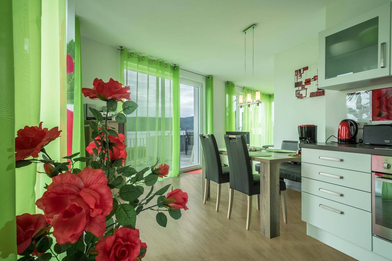 Vakantiewoning 'Rose' met groot balkon en prachtig uitzicht op het meer, bos en bergen, foto 6