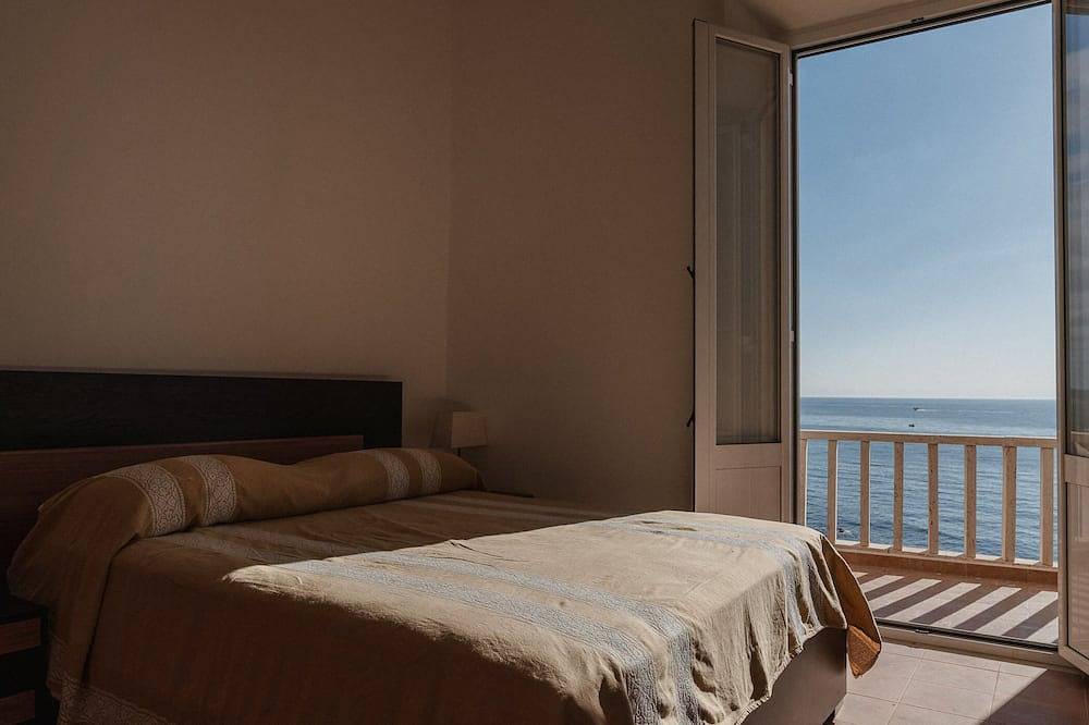 Entire apartment, Appartamento 4 camere, scesa al mare privata in Santa Marinella, Rome Province
