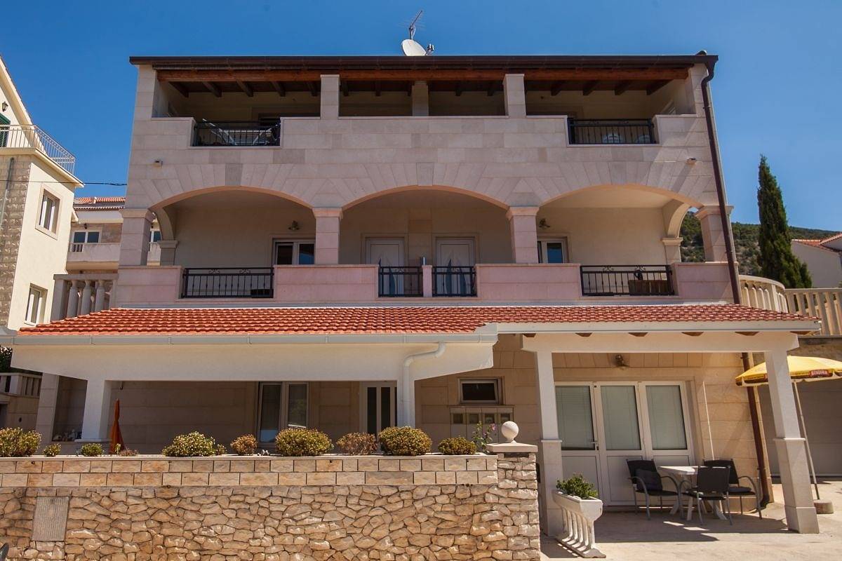 Ganze Wohnung, 2-Zimmer-Ferienwohnung mit Terrasse und Meerblick Bol, Brac A-23848-b in Bol, Brac
