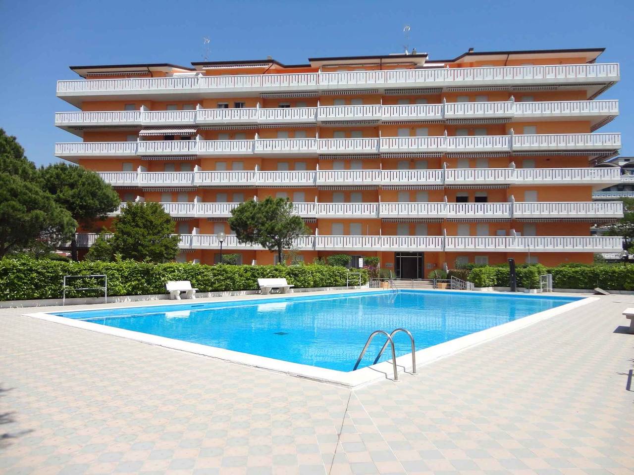 Hel ferieleilighet, Holiday apartment with pool and view of the beach in Porto Santa Margherita, Caorle