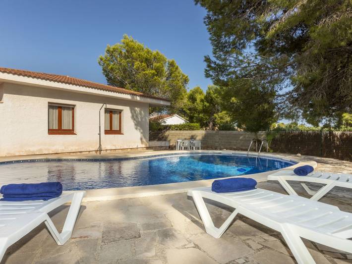 Location de vacances pour 5 personnes, avec jardin et terrasse dans Les Tres Cales