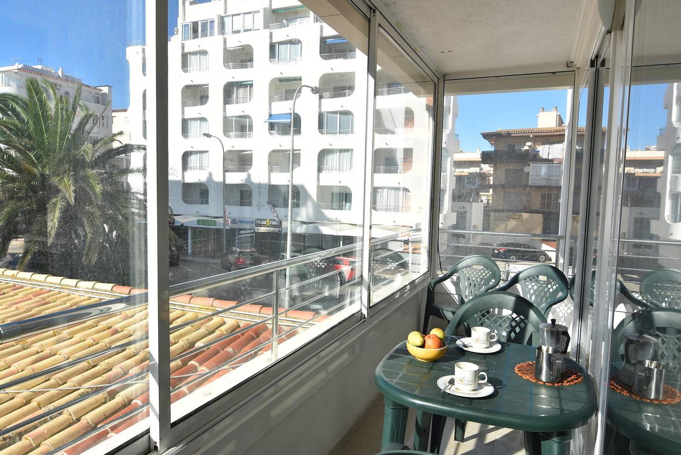 Apartamento entero, ¡Encantador apartamento en alquiler en Roses, Costa Brava! A 0 metros de la playa. Disfruta de la piscina comunitaria! in Santa Margarida, Roses