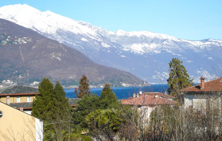 Ganze Ferienwohnung, 100m Wohnung mit Seeblick, Terrasse und Parkplatz in Germignaga, Lago Maggiore (Lombardei)