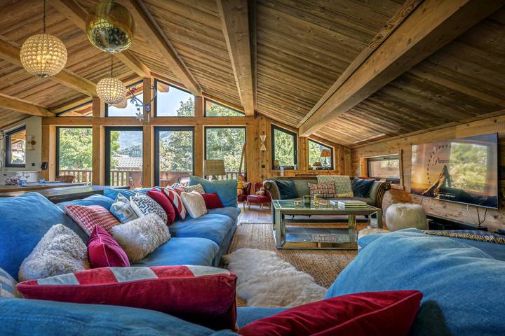 Chalet pour 13 personnes, avec Balcon et Terrasse ainsi que Jardin et Piscine