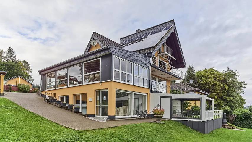 Ferienwohnung für 10 Personen, mit Garten und Sauna sowie Balkon in Hellenthal