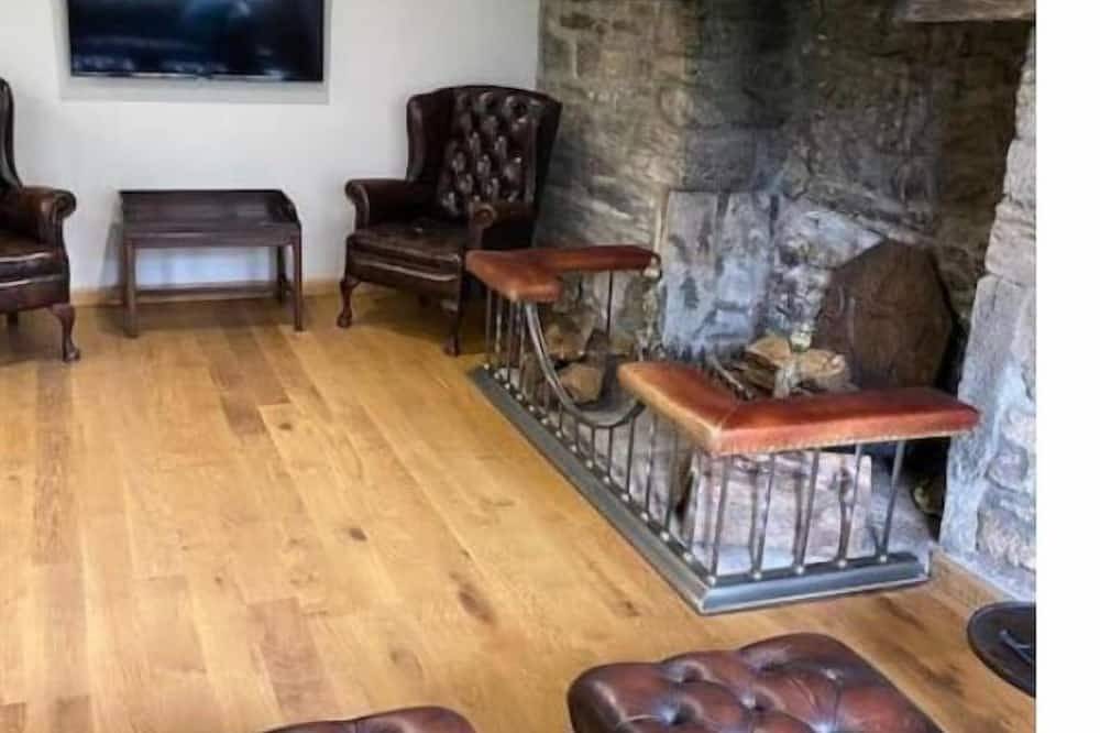 A French countryside detached cottage located in hectares of private land. in Garlan, Ceinture Dorée