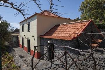 Gîte pour 4 personnes, avec terrasse et jardin dans Estreito da Calheta