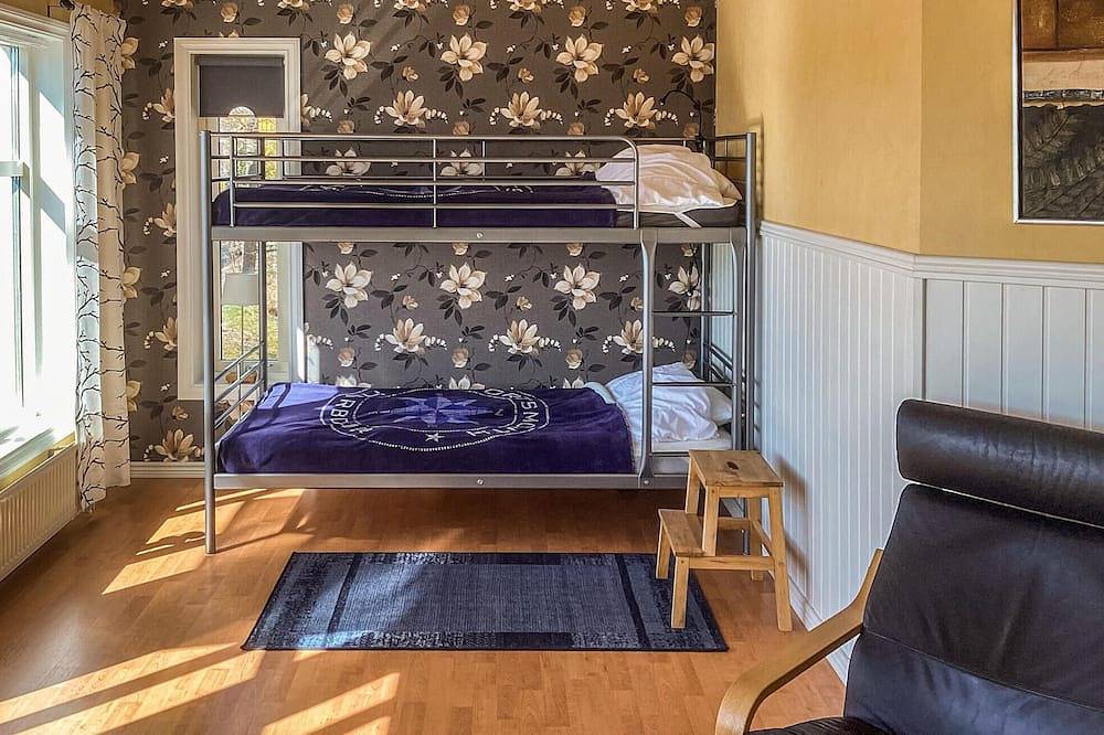 Nice home in Nykvarn with Wifi in Mälaren