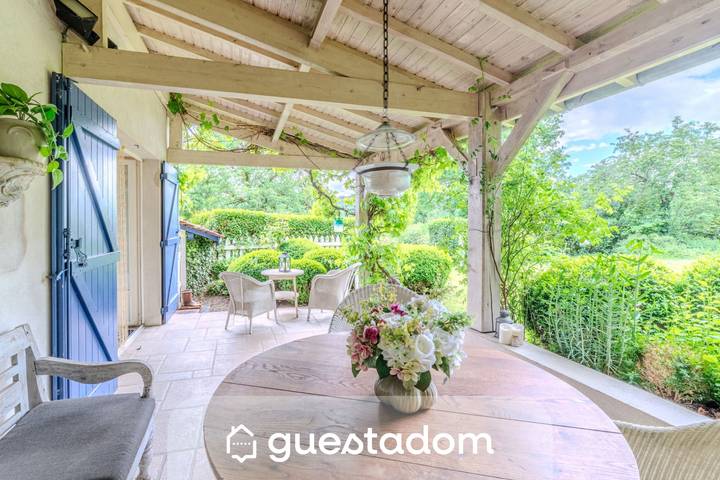 Vakantiehuis voor 10 personen, with Terras and Tuin as well as Zwembad in de Auvergne