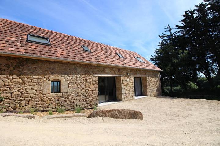 Gîte pour 5 personnes, avec terrasse ainsi que jardin et piscine à Pleumeur-Bodou