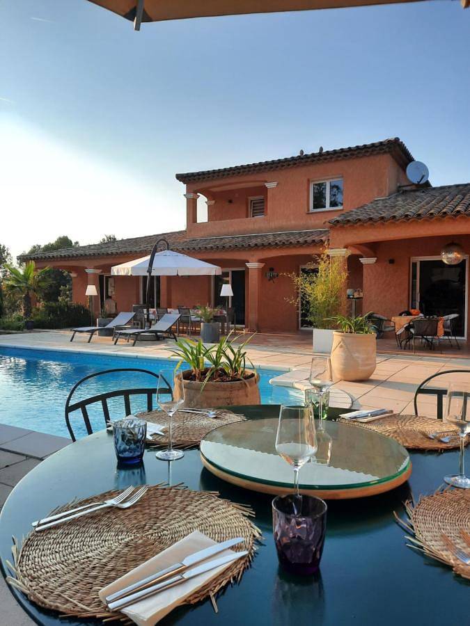 Chambre d’hôte pour 4 personnes, avec Terrasse et Jacuzzi ainsi que Jardin et Piscine à Lorgues