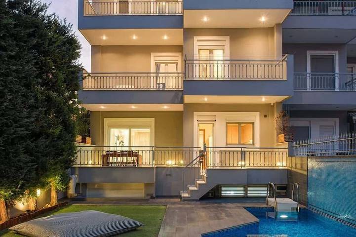 Villa für 14 Personen, mit Whirlpool und Balkon in Voula