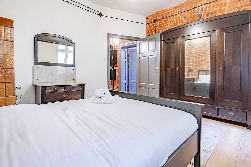Geheel appartement, Gliwice Industrial Brick Style Apartment in Gliwice, Silezië