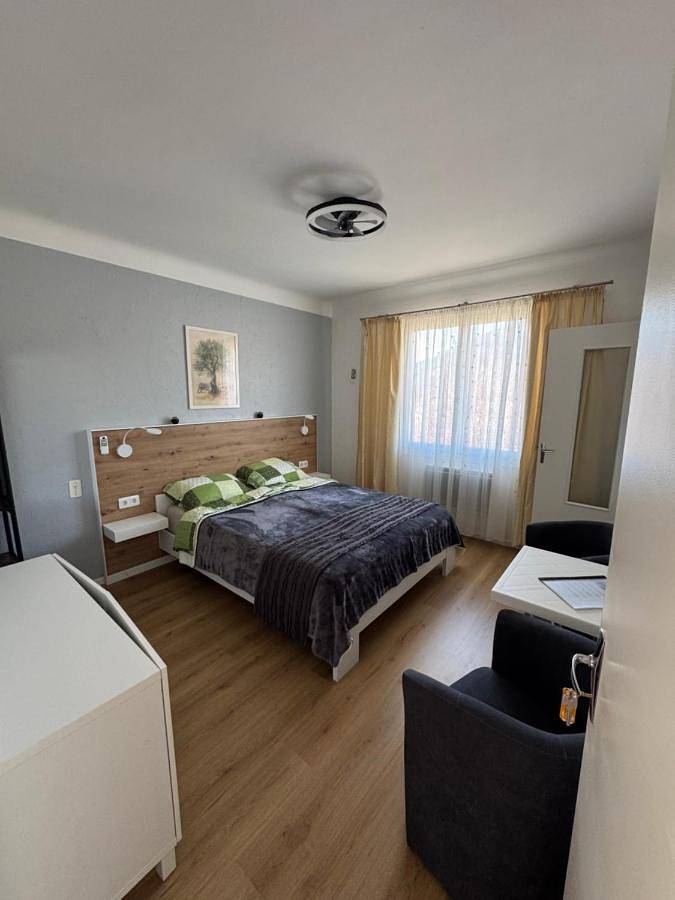 Chambre d’hôte pour 4 personnes, avec piscine ainsi que vue et jardin