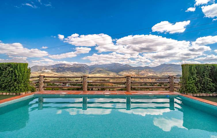 Acogedor apartamento climatizado con piscina y barbacoa, cerca del centro de la ciudad in Algodonales, Pueblos Blancos