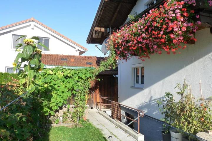 Ferienwohnung für 5 Personen, mit Balkon und Terrasse sowie Garten und Ausblick in Ainring