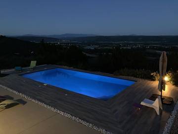 Cottage pour 8 personnes, avec balcon ainsi que piscine et jardin à Volx