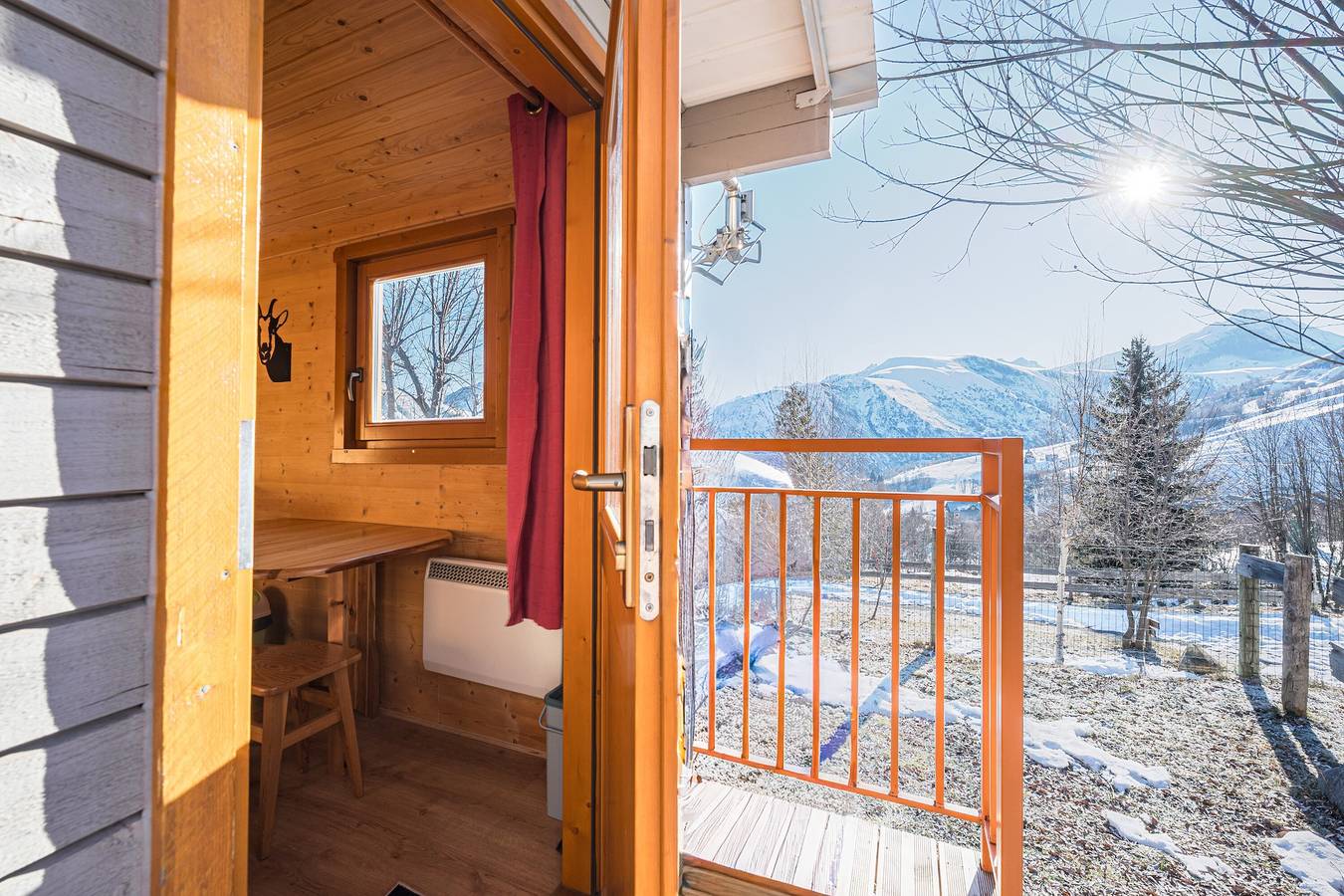 Mobile Home 'Roulotte Chamois' with Mountain View and Shared Terrace in Saint-Sorlin-d'Arves, Saint-Jean-de-Maurienne region