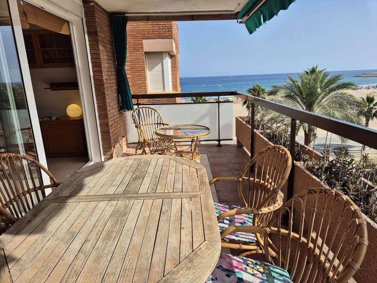 Entire apartment, At037 Els Pins I: Apartamento en primera línea de mar. in Torredembarra, Costa Dorada