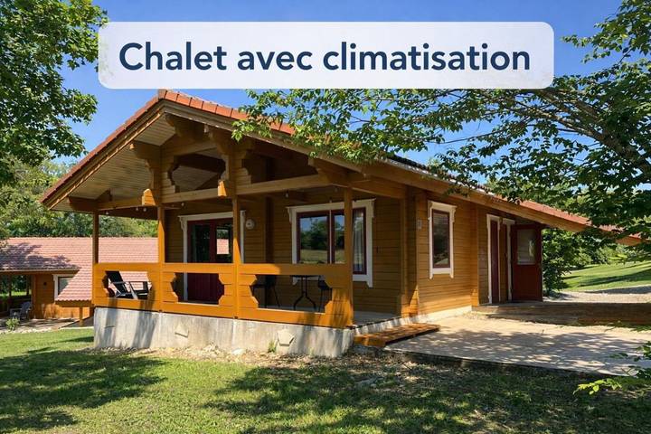Gîte pour 6 personnes, avec bassin pour enfant et jardin ainsi que vue et piscine à Mauroux