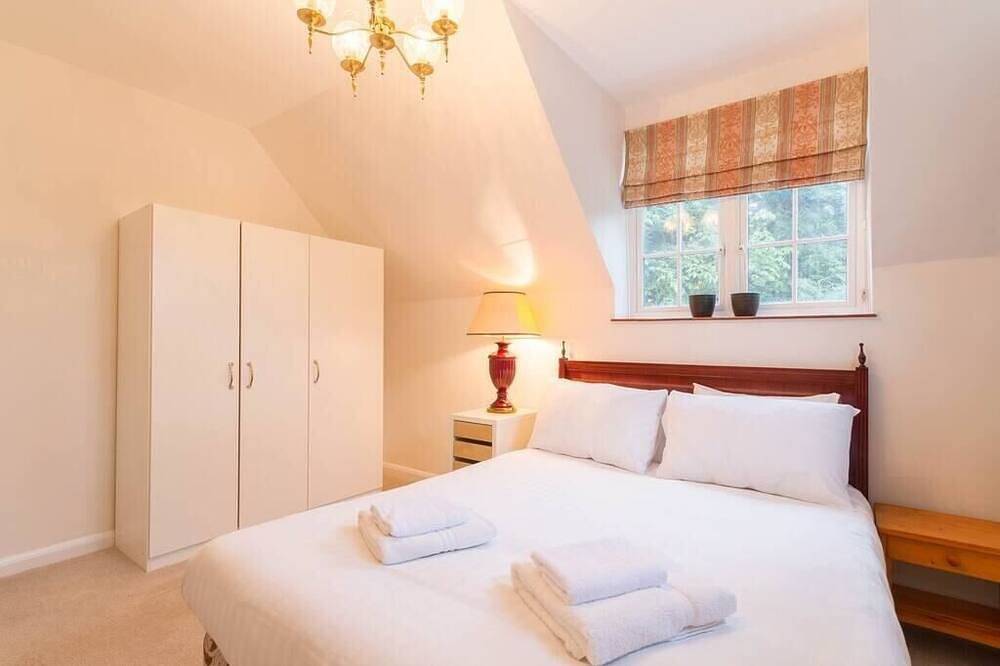 Holiday Home of the Month! Finchley, Sleeps 5 in London, South East England