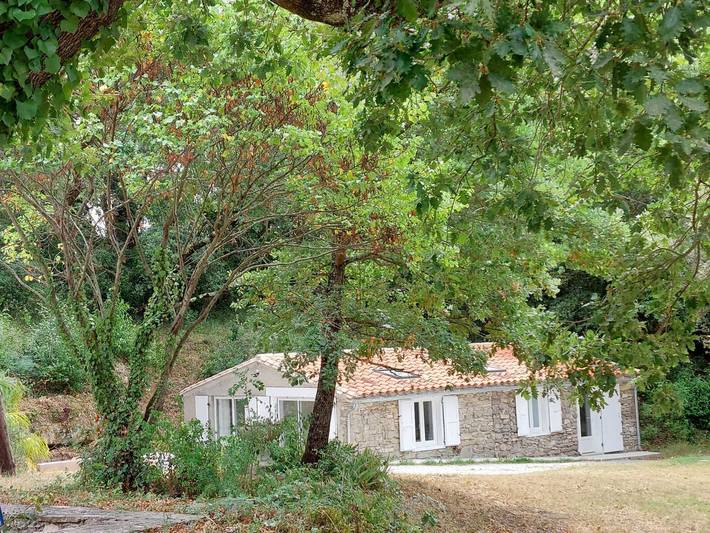 Gîte pour 4 personnes, avec Terrasse ainsi que Jardin et Piscine