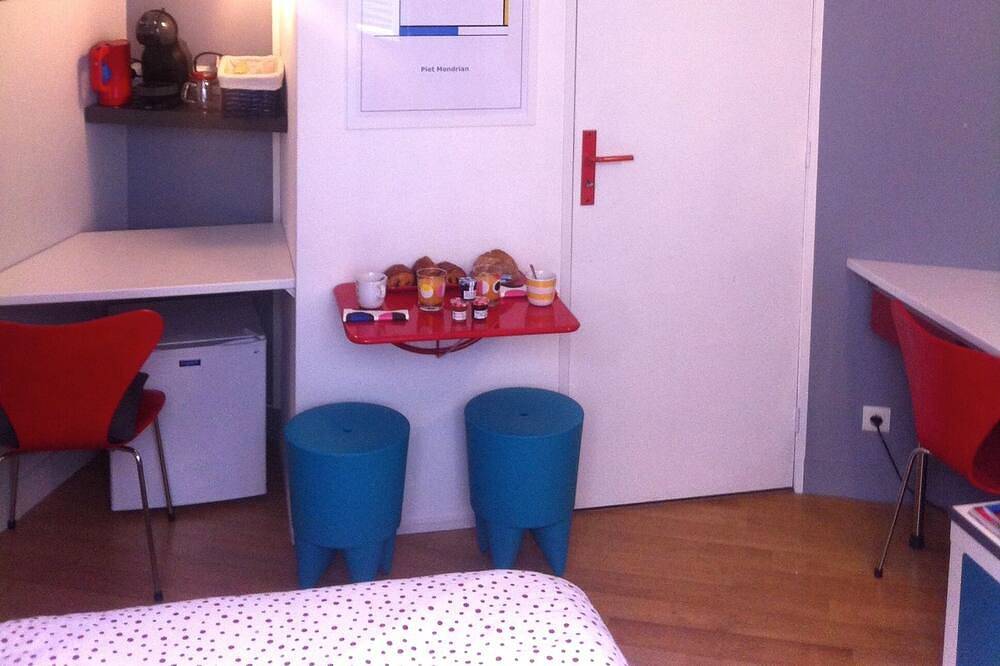 Bordeaux centre chambre d'hôtes indépendante -pas un appartement- in Bordeaux, Région de Bordeaux