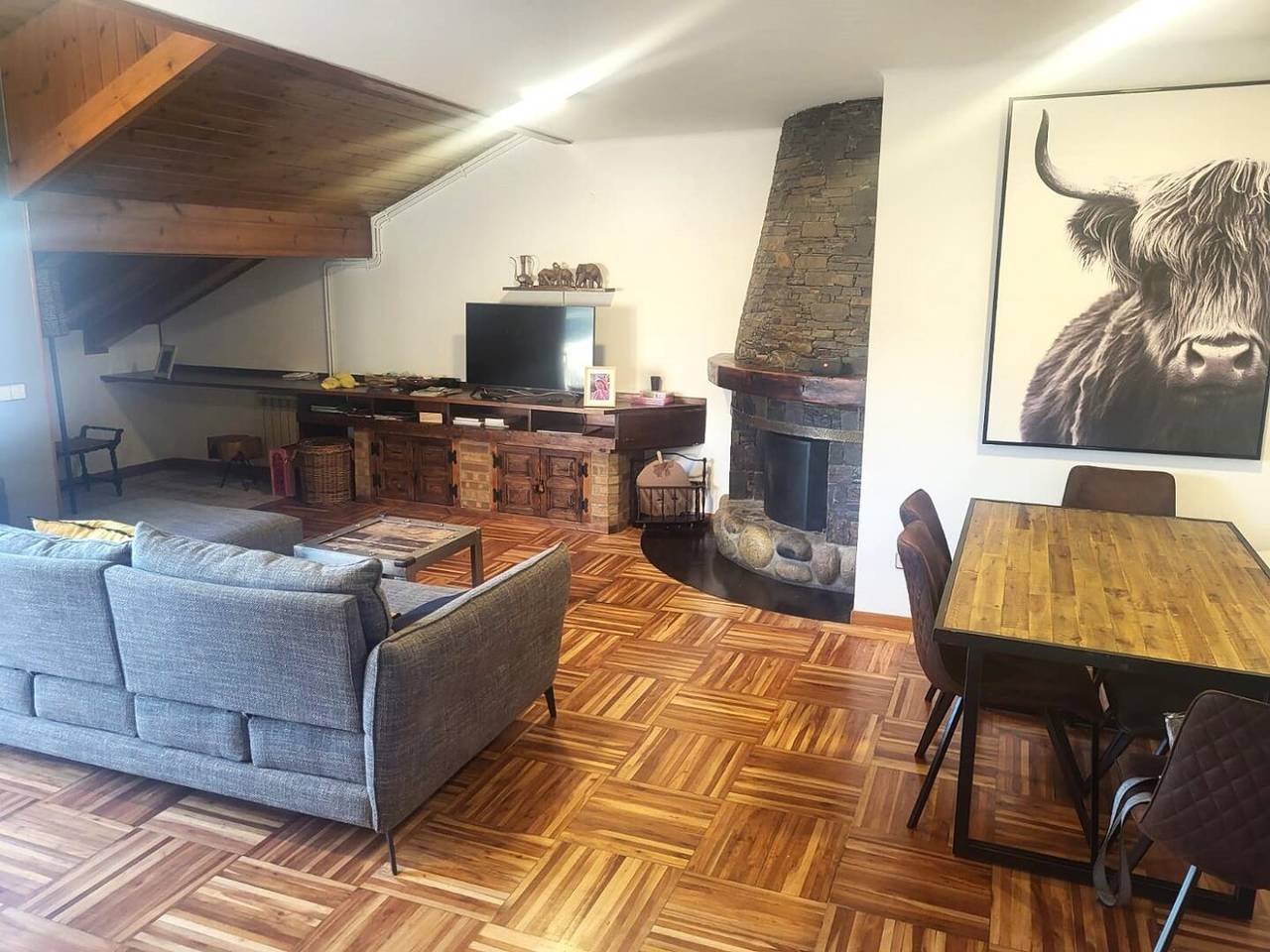 Apartamento vacacional entero, Ático 3 hab. con Chimenea, Piscina, Terraza y Wifi in Puigcerdá, Pirineo Catalan