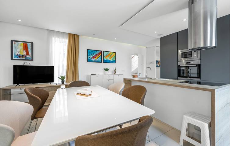 Ganze Ferienwohnung, Charmante 2-Zimmer-Wohnung mit Terrasse, WLAN und Parkplatz in der Nähe des FKK-Strandes in Općina Murter-Kornati, Murter
