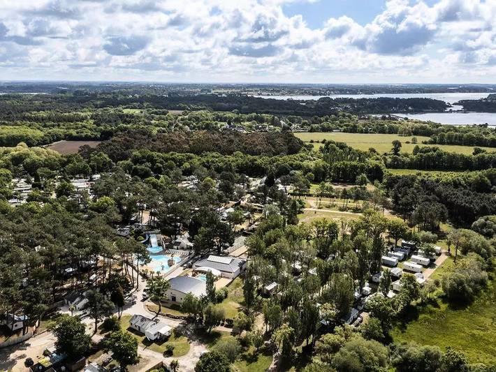 Mobil home pour 4 personnes, avec terrasse et piscine à Crach - 2