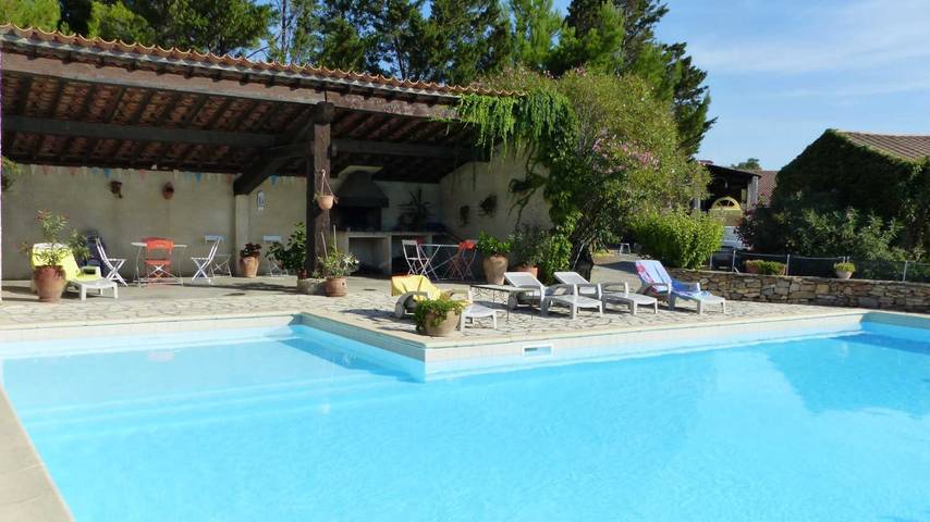 Gîte pour 4 personnes, avec jardin et piscine