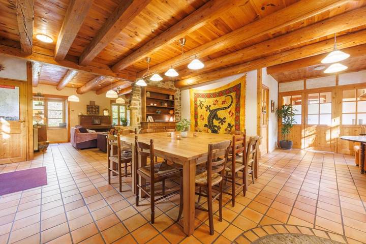 Gîte pour 15 personnes, avec vue ainsi que jardin et piscine, animaux acceptés dans Léotoing