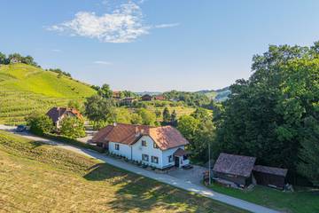 Bauernhof für 6 Personen, mit Seeblick und Balkon, kinderfreundlich in Slowenien