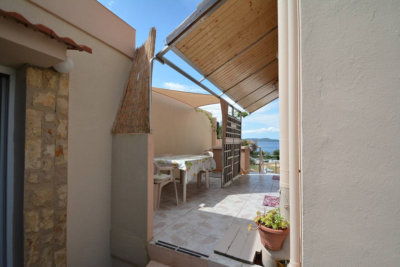 Ganze Wohnung, Studio Appartement mit Terrasse und Meerblick Kozino, Zadar As-5893-a in Strand Kožino, Zadar (Kommun)