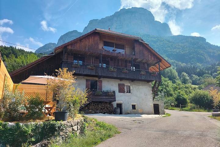 Location de vacances pour 9 personnes, avec Balcon et Jardin à Dingy-Saint-Clair
