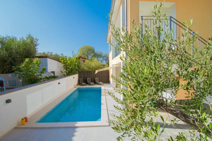 Ferienhaus für 10 Personen, mit Terrasse und Garten sowie Pool in Peroj - 2