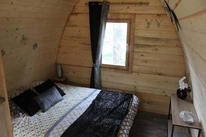 Camping pour 2 personnes, avec piscine et bassin pour enfant ainsi que vue et jardin
