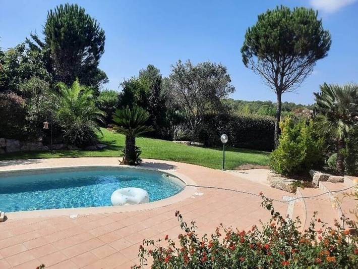 Gîte pour 8 personnes, avec piscine ainsi que terrasse et jardin, adapté aux familles dans Golf et Tennis Club de Valescure - 3