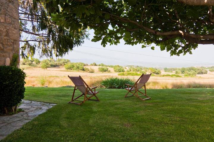 Casa rural para 9 personas, con piscina además de vistas y jardín, Se admiten mascotas en Caserras