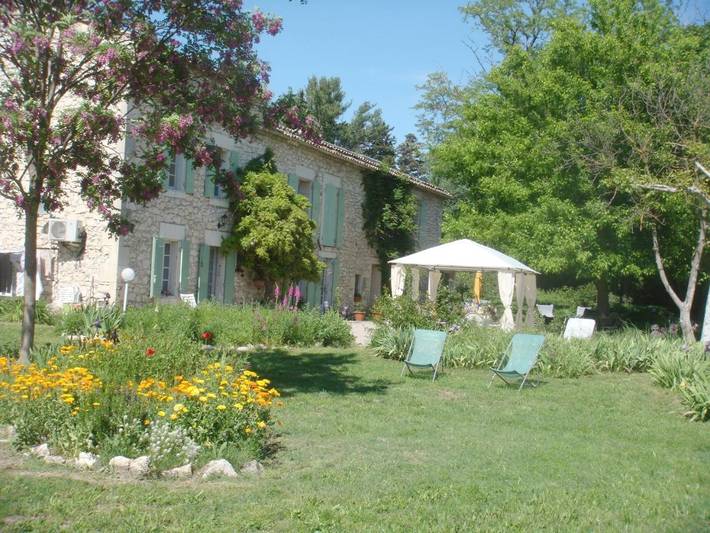 Chambre d’hôte pour 2 personnes, avec Terrasse et Jardin ainsi que Piscine et Vue à Plan-d'Orgon