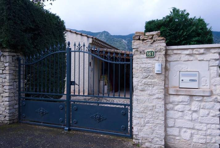 Location de vacances pour 2 personnes, avec terrasse ainsi que vue et piscine à Maubec - 3