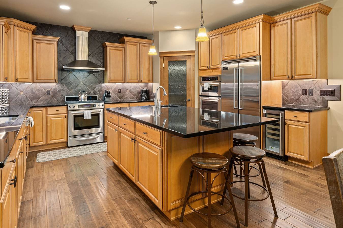 4Br Luxe Home | Chefs Kit, Hottub, Firepit, Gamerm in Condado de Kittitas